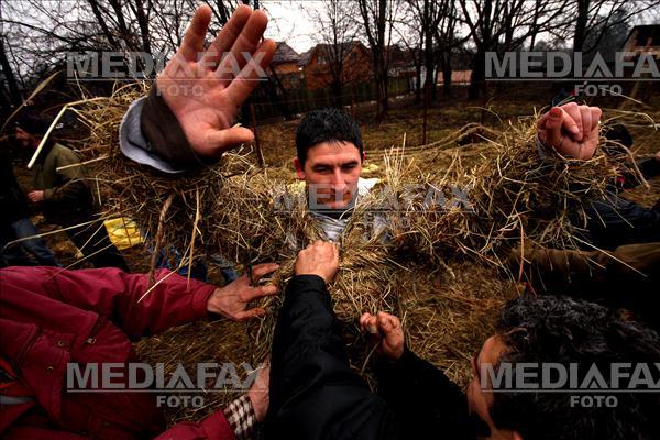 In satul Carta, din judetul Sibiu (aproximativ 50 km de localitatea Sibiu), se pastreaza un obicei care incheie ciclul sarbatorilor de iarna. In fiecare an, in... Foto: Ovidiu Dumitru Matiu.