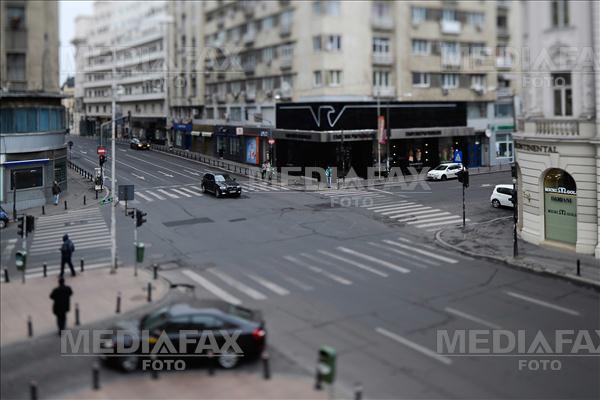 FOTOGRAFIE REALIZATA CU OBIECTIV TILT-SHIFT Intersectia strazii Ion Câmpineanu cu Calea Victoriei, în Bucuresti, duminica, 6 aprilie Foto: Marius Dumbraveanu.