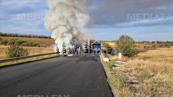 Un accident rutier in care au fost implicate doua autocare si un TIR a avut loc in Teleorman intre localitatile Bujoreni si Prunaru, pe pe E70, vineri, 22 septe... Foto: ISU.